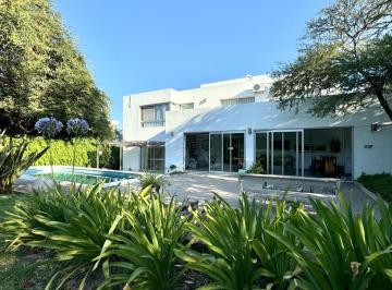 Casa · 300m² · 7 Ambientes · 2 Cocheras · Casa en La Rufina