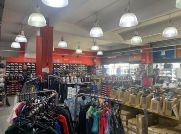Local comercial · 512m² · 16 m de Vidriera Sobre Av Rivadavia