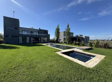 Casa · 161m² · 4 Ambientes · 3 Cocheras · Venta Casa 4 Ambientes Barrio Santa Rita Canning Piscina Parrilla 3 Cocheras