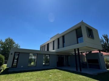 Casa de 4 ambientes, Presidente Perón · El Rebenque - Propiedad Estilo Moderno de Cuatro Ambientes