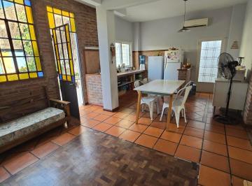Casa de 6 ambientes, Hurlingham · Venta en Bloque/ 2 Casas en Lote Propio con Pileta