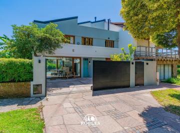 Casa · 242m² · 5 Ambientes · Casa Estilo Moderno en El Barrio Los Troncos.