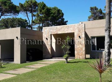 Casa de 4 ambientes, Pinamar · Chalet con Pileta, 3 Dorm., Cochera Doble Techada - 1018