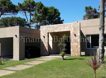 Casa en Venta de 4 ambientes Alamos II · Chalet con Pileta, 3 Dorm., Cochera Doble Techada - 1018