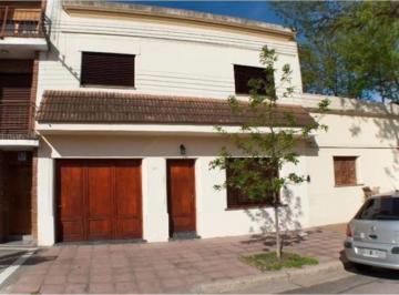 Casa de 5 ambientes, Junín · Casa 5 Ambientes + Garaje + Patio C/parrilla. en La Mejor Ubicación!