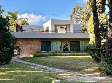Casa · 420m² · 5 Ambientes · 1 Cochera · Casa en Pinares, Parada 36