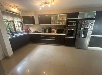 Casa · 193m² · 6 Ambientes · Casa Av Belgrano Al 4000