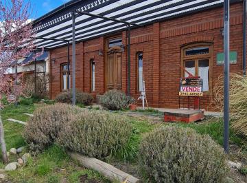 Casa de 3 ambientes, Esquel · Casa a La Venta en Esquel: 3 Habitaciones, Jardín y Galerías Semicubiertas