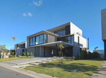 Casa · 483m² · 5 Ambientes · 2 Cocheras · Espectacular Casa Moderna a Estrenar de 4 Suites!