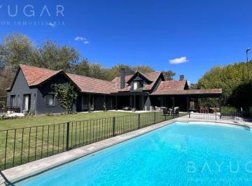 Casa · 393m² · 10 Ambientes · 5 Cocheras · Venta Casa - Golf Club Argentino / 10 Ambientes