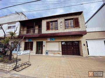 Edificio · 394m² · 17 Ambientes · 2 Cocheras · Edificio Comercial en Venta - 7 Consultorios 3 Dorm. 7 Baños - 428 m² - Berisso
