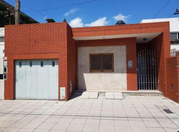 Casa · 324m² · 5 Ambientes · 1 Cochera · Casa en Lanús Este