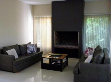 Casa · 210m² · 5 Ambientes · 3 Cocheras · Casa 6 Ambientes en Venta Barrio Los Troncos Berazategui