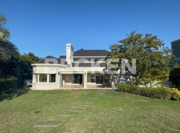 Casa · 611m² · 5 Ambientes · 5 Cocheras · Casa en Lomas de La Carolina Exclusiva Lote Unico