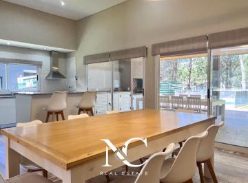 Casa · 180m² · 5 Ambientes · Casa en Alquiler en Costa Esmeralda