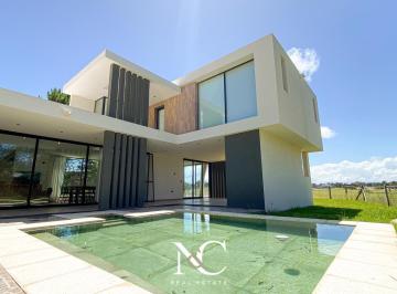 Casa · 170m² · 5 Ambientes · Casa en Alquiler en Costa Esmeralda