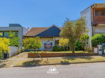 Casa · 191m² · 3 Ambientes · Chalet en El Excelente Barrio Los Troncos