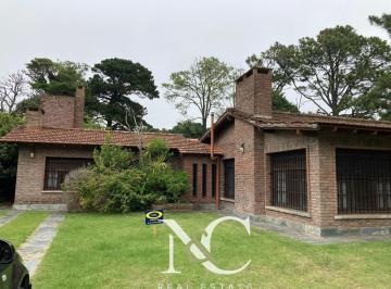 Casa · 155m² · 5 Ambientes · Casa en Alquiler en Pinamar Para 10 Personas a Tres Cuadras de La Playa
