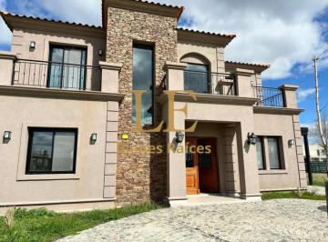 Casa · 276m² · 5 Ambientes · 6 Cocheras · Venta Casa con Pileta