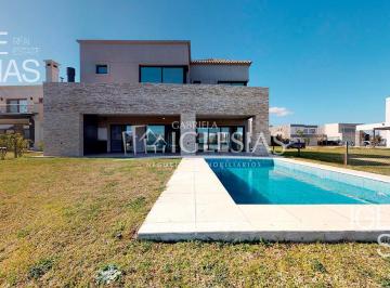 piscina · Casa Al Lago en Venta con 4 Dorm. en Los Lagos, Nordelta.