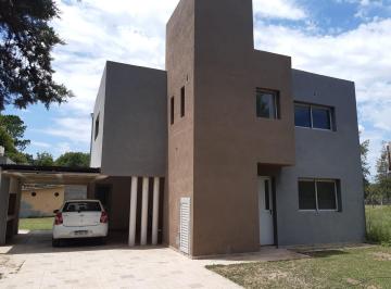 Casa · 155m² · 4 Ambientes · 1 Cochera · Casa Funes 3 Dorm y 4 Baños 550 m² Terreno Piscina