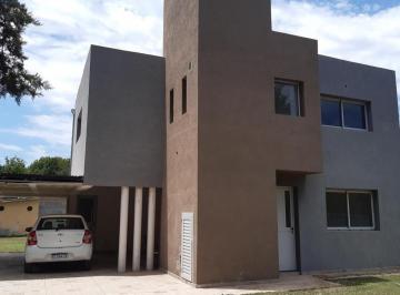 Casa · 155m² · 4 Ambientes · 2 Cocheras · Casa Funes 3 Dorm y 4 Baños 550 m² Terreno Piscina
