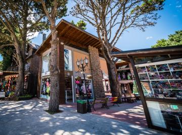 Local comercial de 4 ambientes, Costa del Este · Paseo Comercial en Venta en Costa del Este