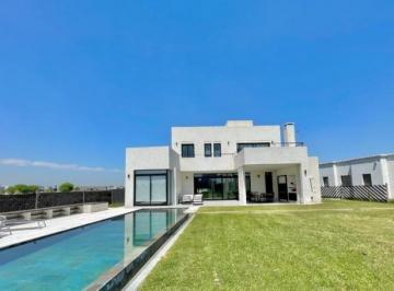 Casa · 201m² · 6 Ambientes · Venta Casa San Sebastian 6 Ambientes Piscina