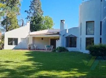 Casa · 280m² · 5 Ambientes · 2 Cocheras · Alquiler de Casa en golfer'S, Lote de 1.620 M&sup2;!