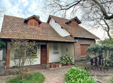 Casa · 300m² · 5 Ambientes · 1 Cochera · Casa en Venta en Bella Vista Barrio con Porton