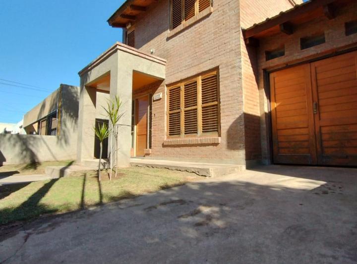 Casa · 250m² · 3 Dormitorios · 2 Cocheras