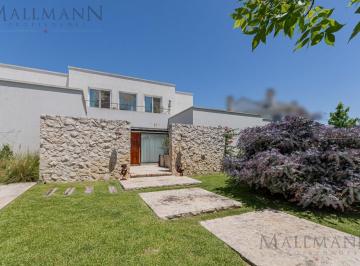 Casa · 352m² · 10 Ambientes · Casa en Barrio Albanueva a La Laguna con Amarra Incluida a La Entrada del Barrio