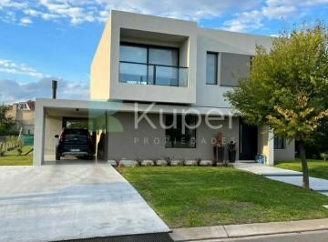 Casa · 230m² · 7 Ambientes · Casa en Alquiler en Ayres Plaza, Pilar, G. B. a. Zona Norte