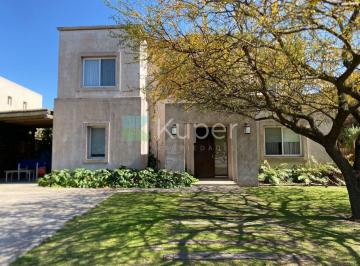 Casa · 247m² · 7 Ambientes · Casa en Alquiler en Ayres Plaza, Pilar, G. B. a. Zona Norte