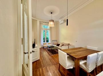 Increíble living con salida al patio · Alucinante Planta Baja con Jardín en Alquiler en El Centro - Edificio Antiguo