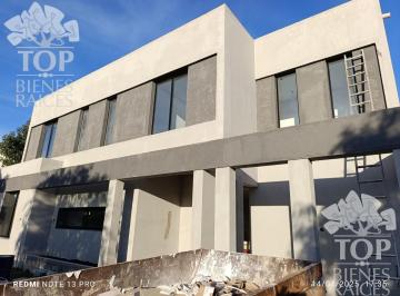 Casa · 188m² · 6 Ambientes · 1 Cochera · Casa en El Canton - Norte