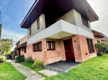 Casa · 135m² · 4 Ambientes · 2 Cocheras · Venta Chalet 4 Ambientes Zona Los Pinares