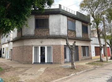 Casa de 4 ambientes, Vicente López · Casa Multifamiliar en 2 Plantas en Esquina