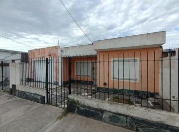 Casa · 62m² · 6 Ambientes · 1 Cochera · Venta Propiedad en Block Casa 3 Ambientes Mas Tres Departamentos 2 Ambientes a Reciclar