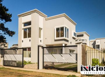 Casa de 3 ambientes, San Bernardo · 4 Dúplex: Madariaga Nº 3282 E/ Gutiérrez y Frías - San Bernardo - C565