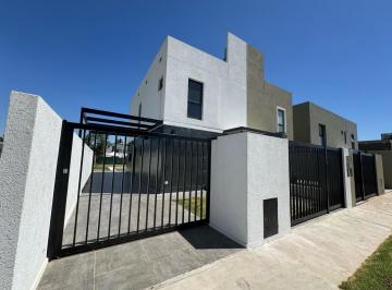 Casa · 110m² · 4 Ambientes · Venta Casa Dos Dorm. Piscina Funes Norte