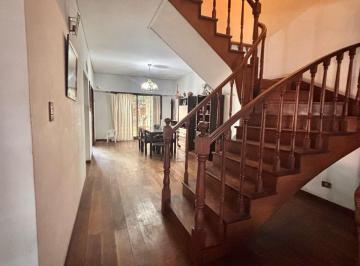Casa · 250m² · 5 Ambientes · 2 Cocheras · Casa en Venta en Flores, 5 Ambientes con Parque y Piscina