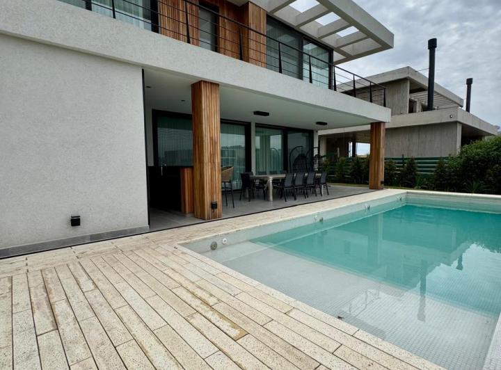 Casa · 570m² · 10 Ambientes · 2 Cocheras