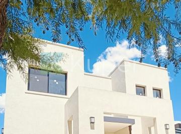 Casa · 271m² · 5 Ambientes · 1 Cochera · Casa en Venta en Ayres Plaza, Pilar, G. B. a. Zona Norte
