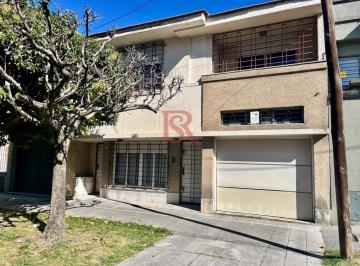 Casa · 200m² · 4 Ambientes · 1 Cochera · Gv - Casa 4 Ambientes con Gran Terreno, en Muy Buena Ubicacion