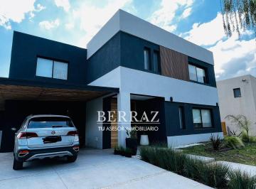 Casa · 280m² · 5 Ambientes · 2 Cocheras · Casa Alquiler Temporal Amoblado 5 Ambientes en El Cantón Golf Escobar Lote de 900 m²