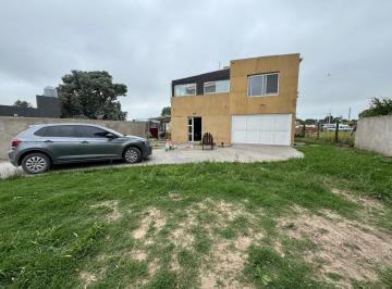 Casa · 405m² · 3 Ambientes · 2 Cocheras · Casa de 3 Amb, con Parque y Parrilla. La Caleta