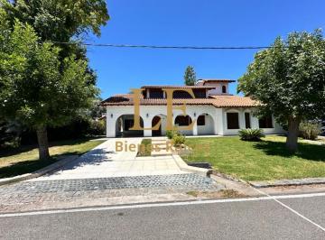 Casa · 200m² · 4 Ambientes · 4 Cocheras · Venta Casa en Aranjuez Country Club Apto Credito