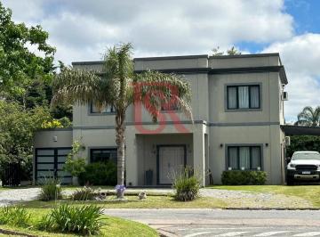 Casa · 251m² · 4 Ambientes · Dn - Excelente Propiedad en Country Los Ombues de Hudson!