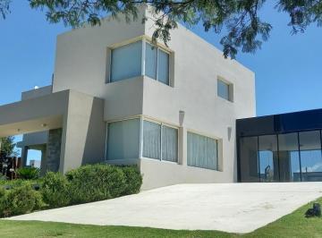 Casa · 320m² · 5 Ambientes · 2 Cocheras · Puerto del Aguila Country Potrero de Garay. Venta Casa 4 Dorm.. Amoblada. 320 m²